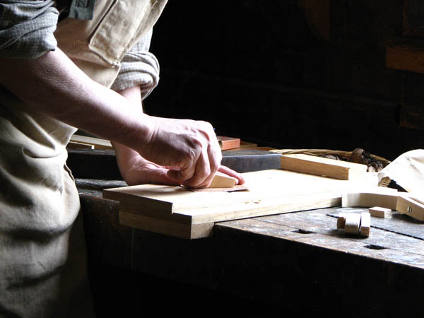 Ofrecemos un servicio de <strong>carpintería  de madera y ebanistería en Estollo</strong> adaptado a las necesidades del <strong>cliente</strong>.